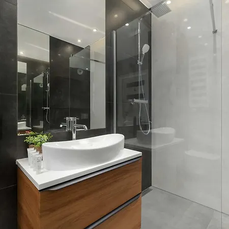 Cosy In Cracow With Parking, Desk And Balcony By Renters Lägenhet
