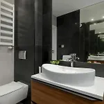 Apartament Cosy In Cracow With Parking, Desk And Balcony By Renters Kraków