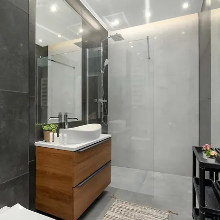 Apartment Cosy In Cracow With Parking, Desk And Balcony By Renters
